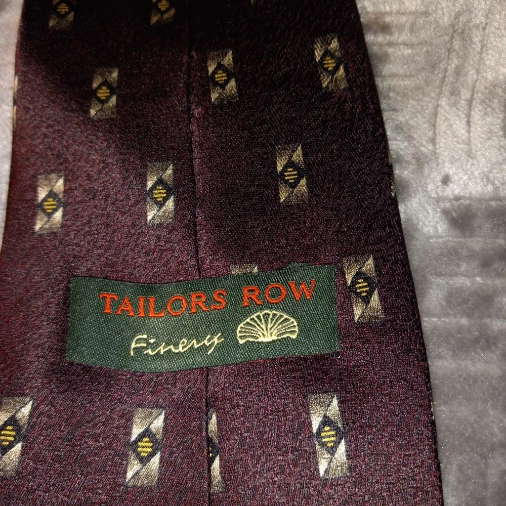 Vintage TAILORS ROW FINERY BURGANDY SILVER Gold Medallion Shield Silk Tie